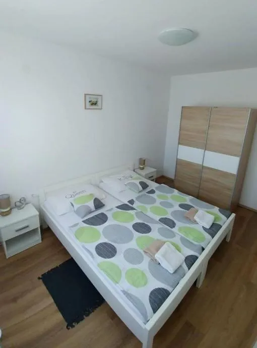 privlaka, lijepa kuća s tri apartmana(123m2), 200 metara do mora - slika 4