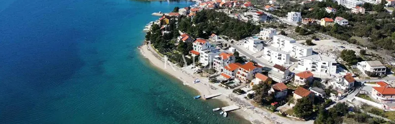 Grebaštica, Šibenik - Prostrani peterosobni stan s velikom lođom, 100 m od mora