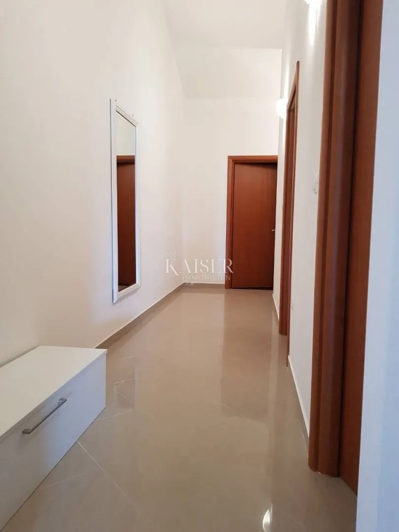 trogir,čiovo- trosoban stan (93 m2) s pogledom na more, blizu plaže - slika 12