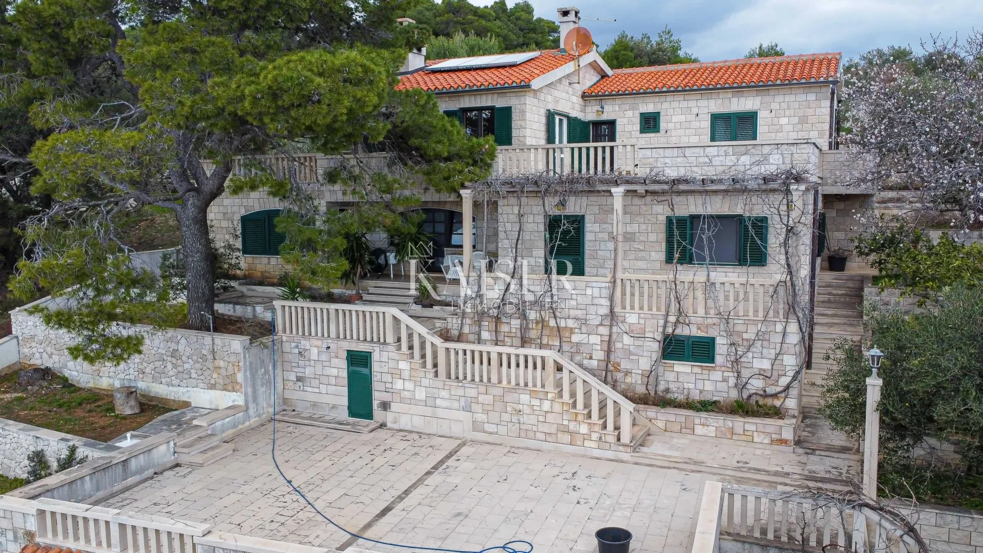 sumartin - puntinak , brač - kamena vila s raskošnom okućnicom ,te maslinikom u građevinskoj zoni i vezom za plovilo - slika 2