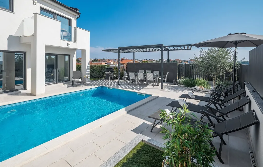 medulin - luksuzna kuća 150m od mora, 270m2, pogled na more - slika 3