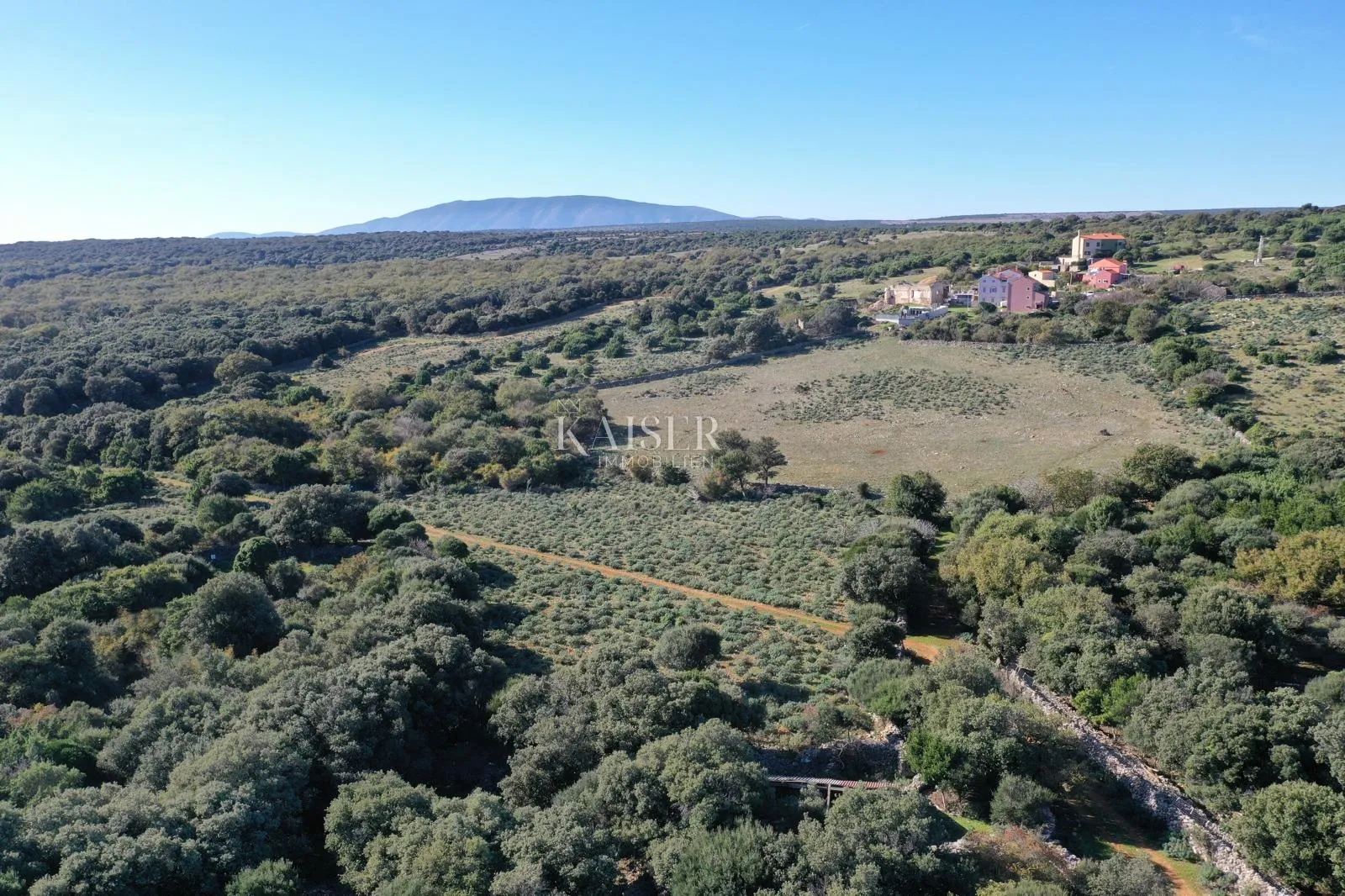 cres, plat - kameni objekt na prostranom zemljištu - slika 11