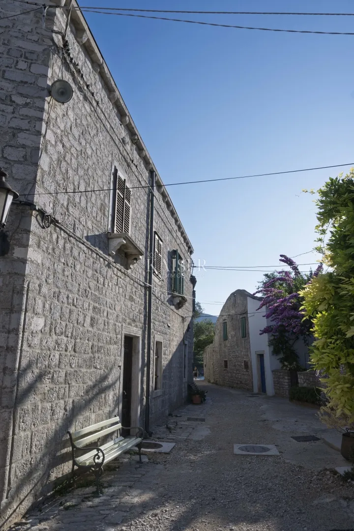 otok cres-lošinj, osor, troetažni stan 148 m2 - slika 11