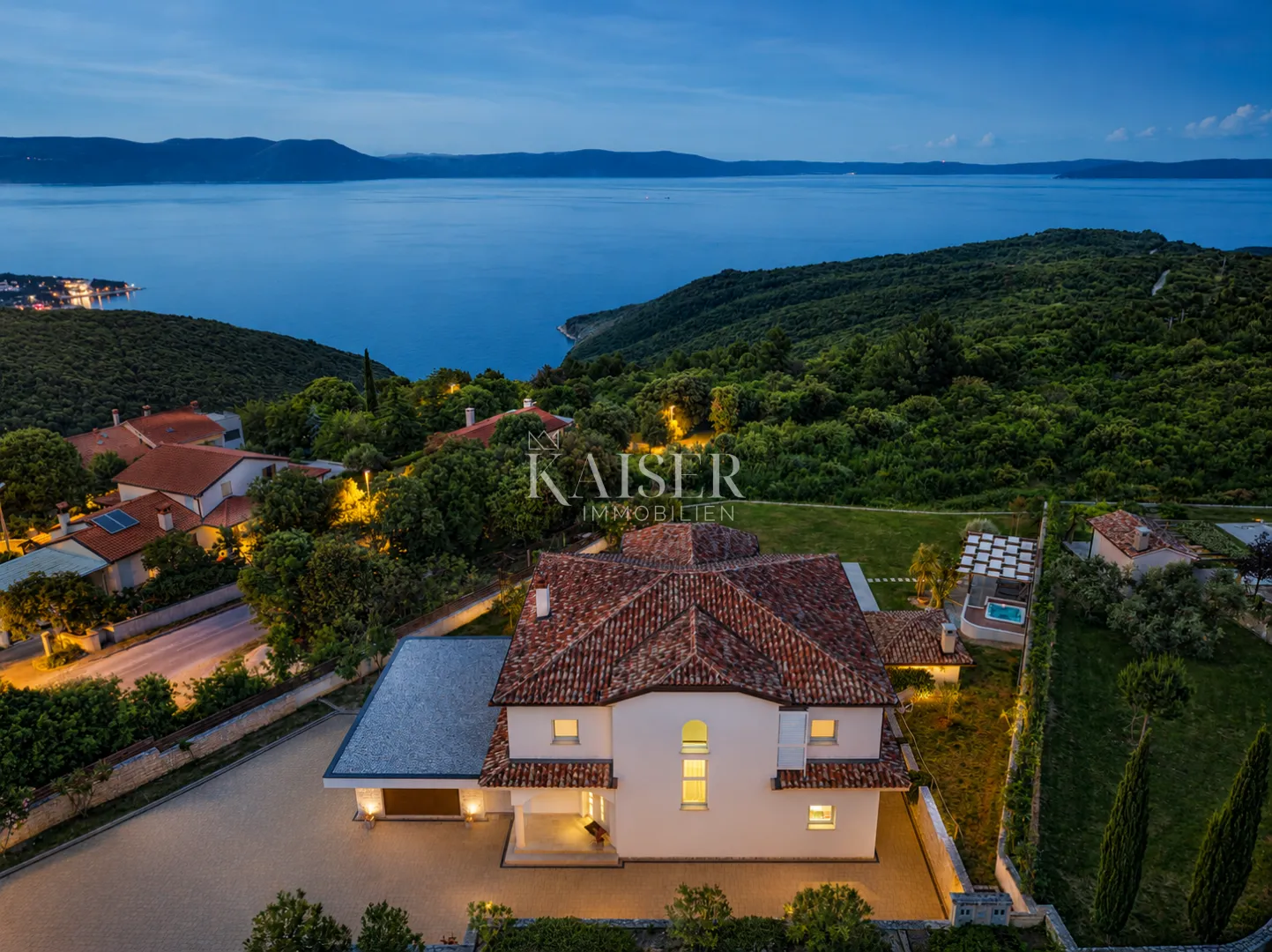 istra, labin- impresivna luksuzna vila s 180° pogledom na more - slika 29