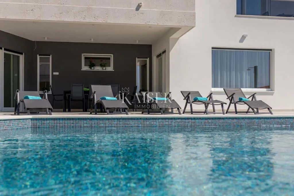 split - luksuzna vila s velikim bazenom - slika 30