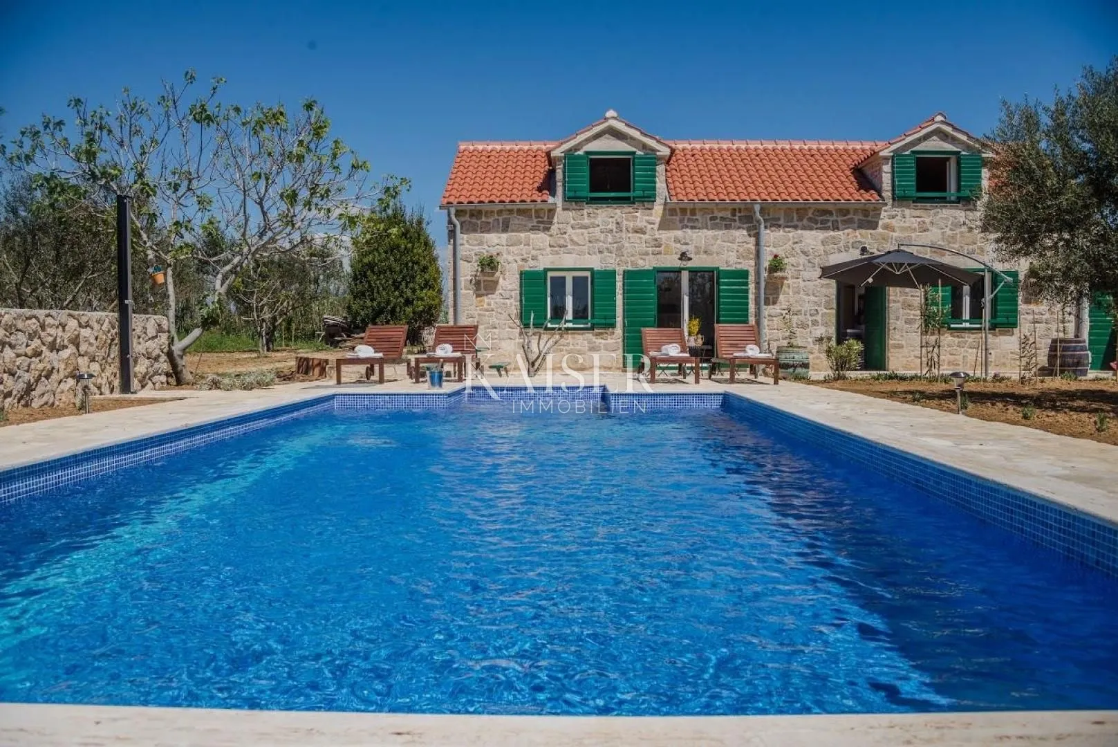ZADAR – PRIVLAKA | Kamena kuća s bazenom i mediteranskim vrtom