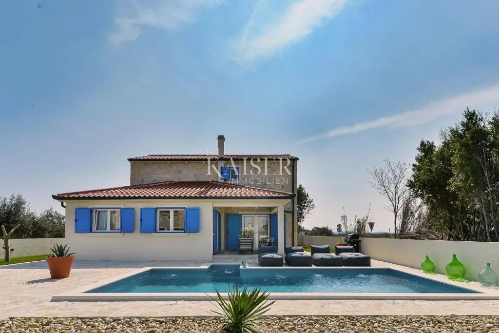 Zadar, Privlaka – elegantna samostojeća kuća s bazenom u dalmatinskom stilu