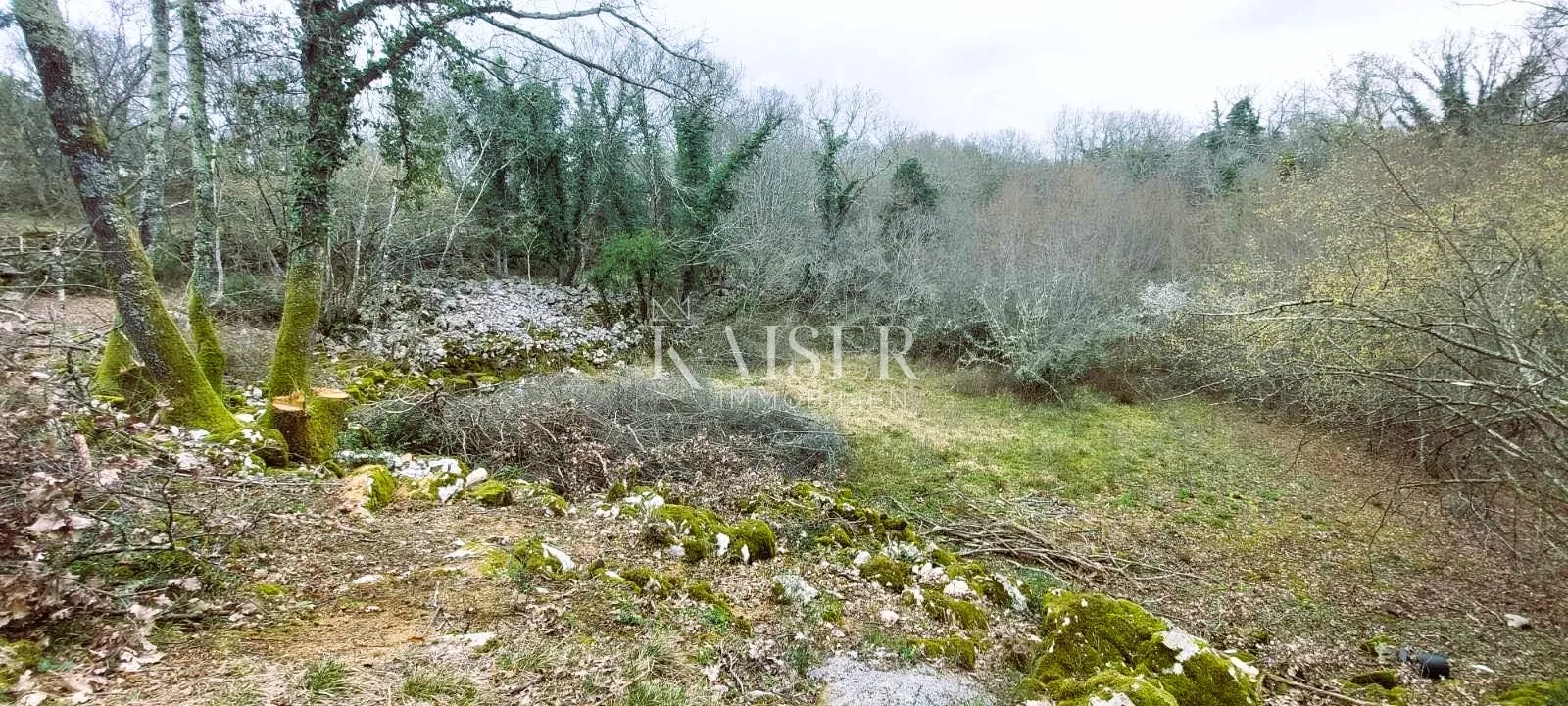 Krk, Malinska - građevinsko zemljište mirna lokacija okružena zelenilom 2068 m2 - Oštrobradić, Malinska-Dubašnica