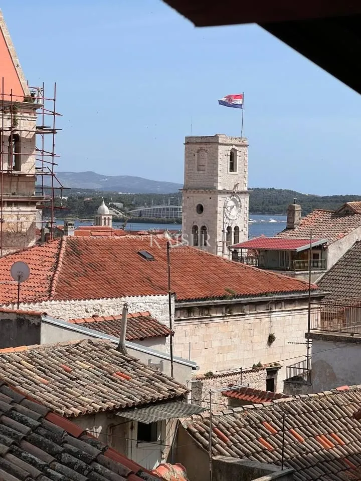 Šibenik, Povijesna kuća u srcu starog grada s pogledom na "turski sat"