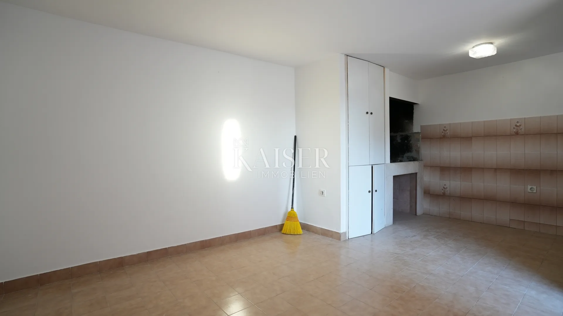 kuća sa dva stana 264m2 prvi red do mora - slika 47