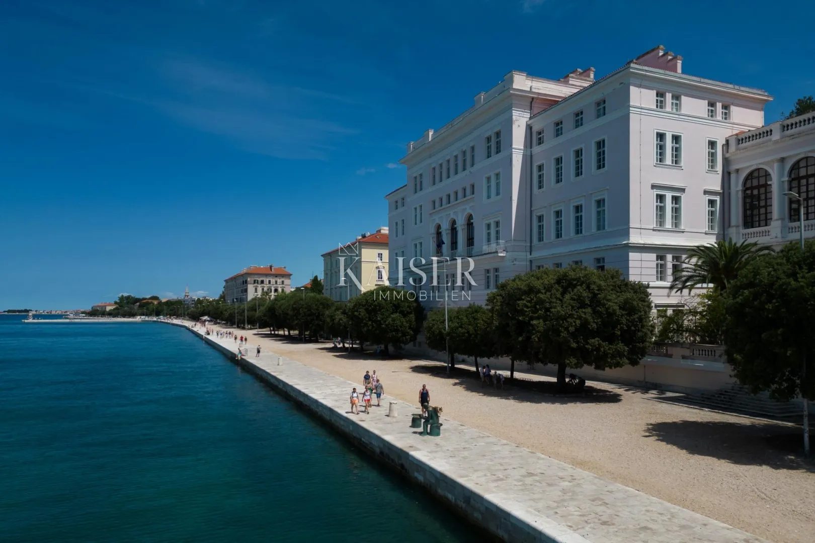 zadar, riva, prvi red do mora – stan s pogledom koji osvaja - slika 13