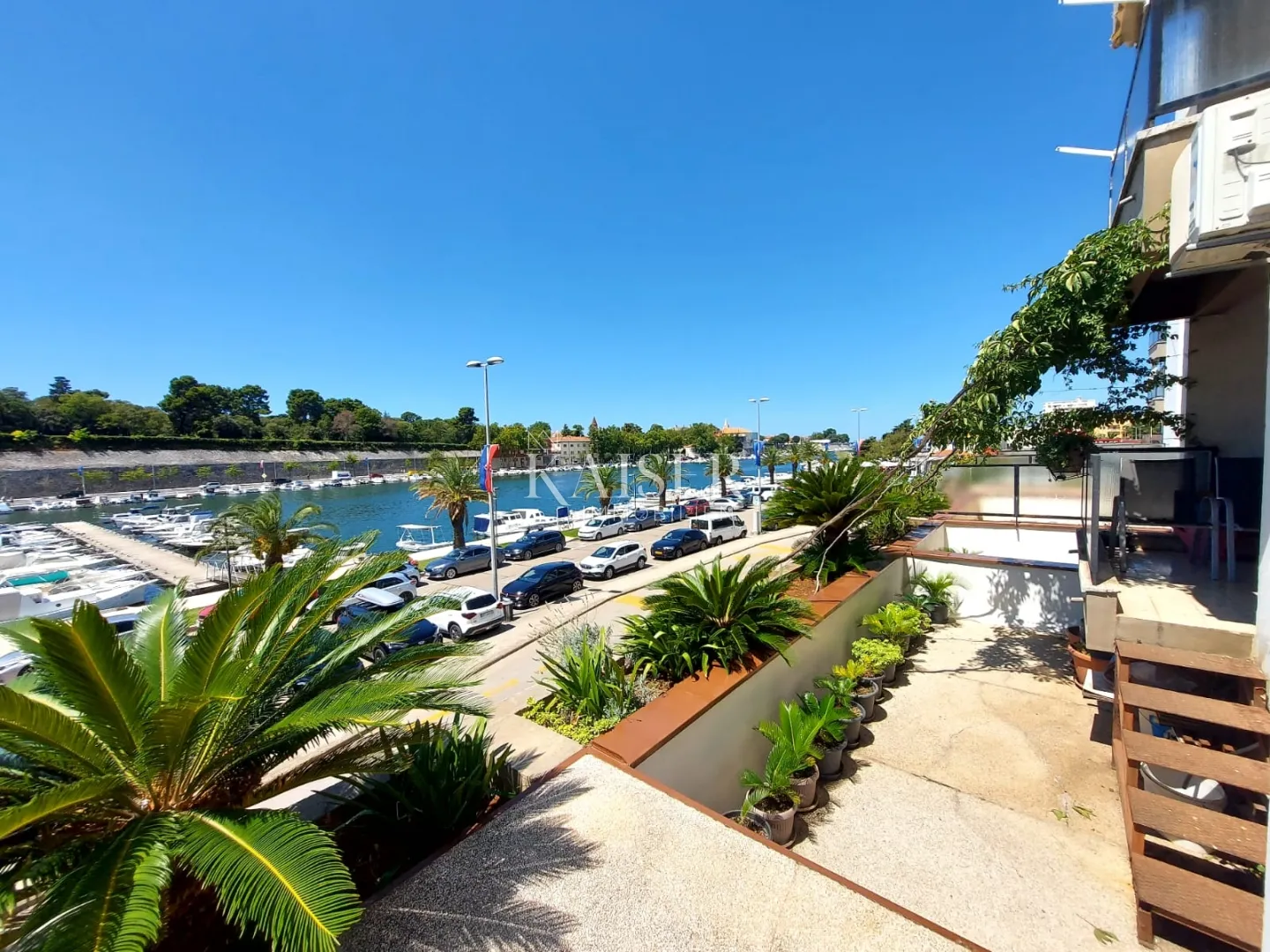 zadar, prvi red do mora, četverosoban stan s pogledom na uvalu jazine - slika 2