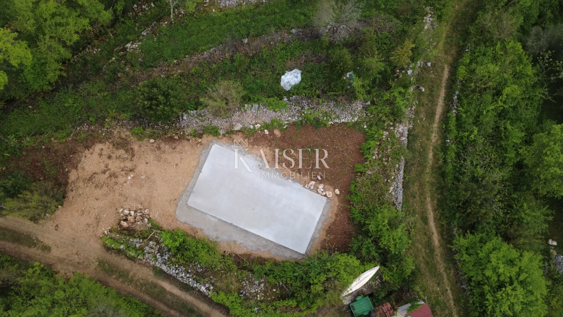 otok krk, dobrinj – građevinsko zemljište 451m2 s dozvolom - slika 1