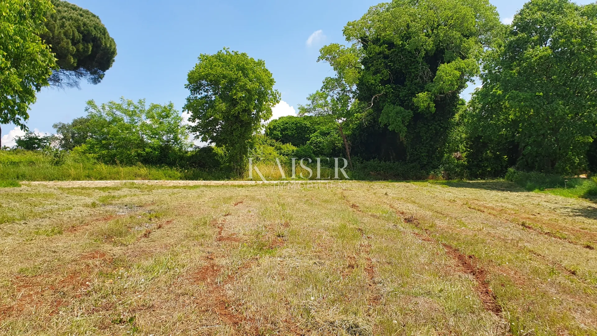 Istra - Kaštelir, građevinsko zemljište sa komunalijama 1550m2 - Kaštelir, Kaštelir - Labinci