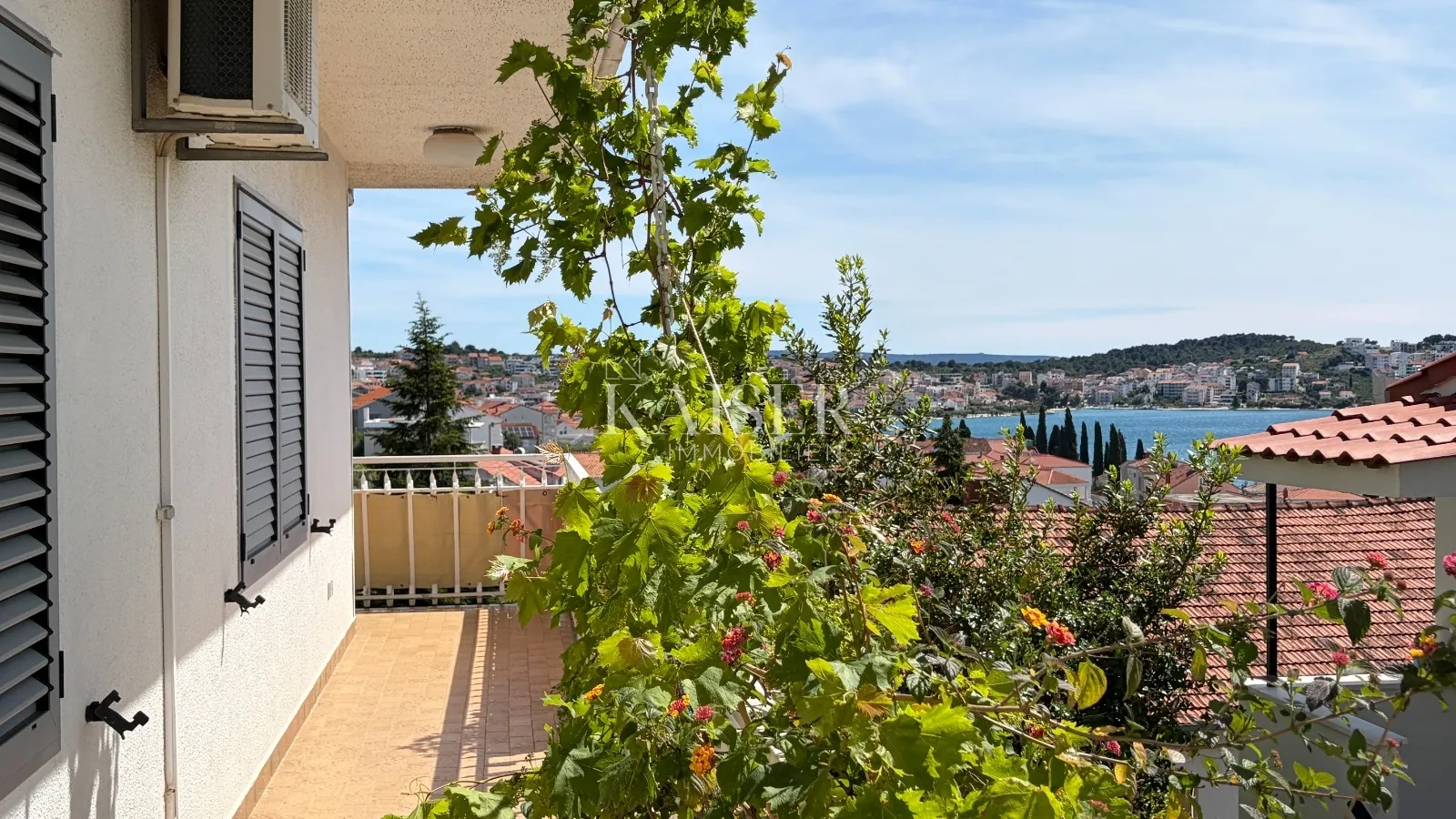 Trogir, Čiovo - Prostrana kuća (378 m2) s tri stana, garažom, vinskom konobom i pogledom na more - Žedno, Trogir