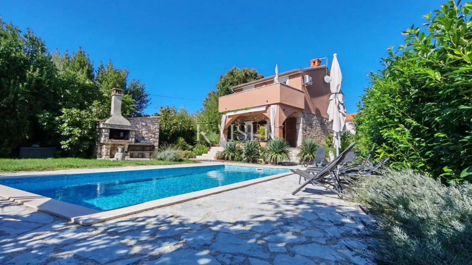 Otok Krk, Dobrinj-renovirana kamena kuća 105m2 s bazenom