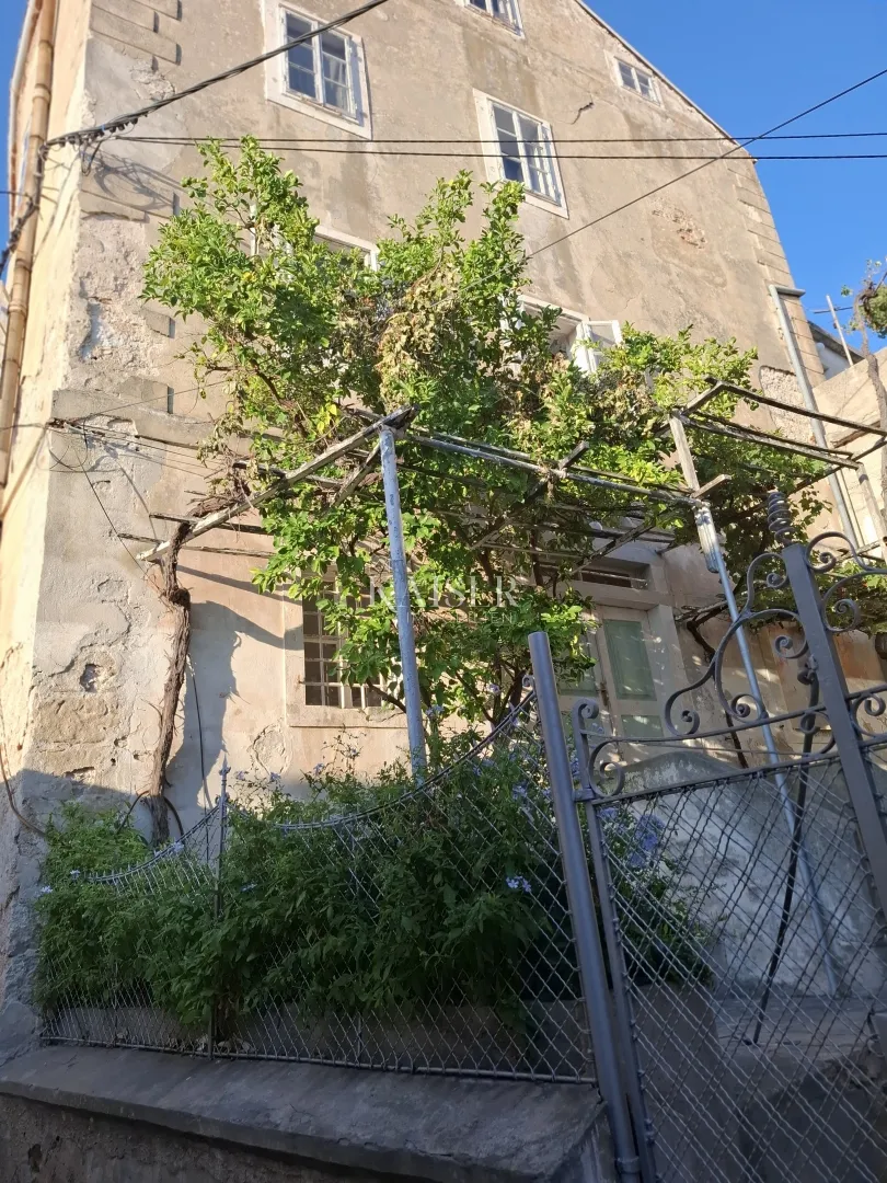 mali lošinj, velika kamena kuća u staroj jezgri - slika 4