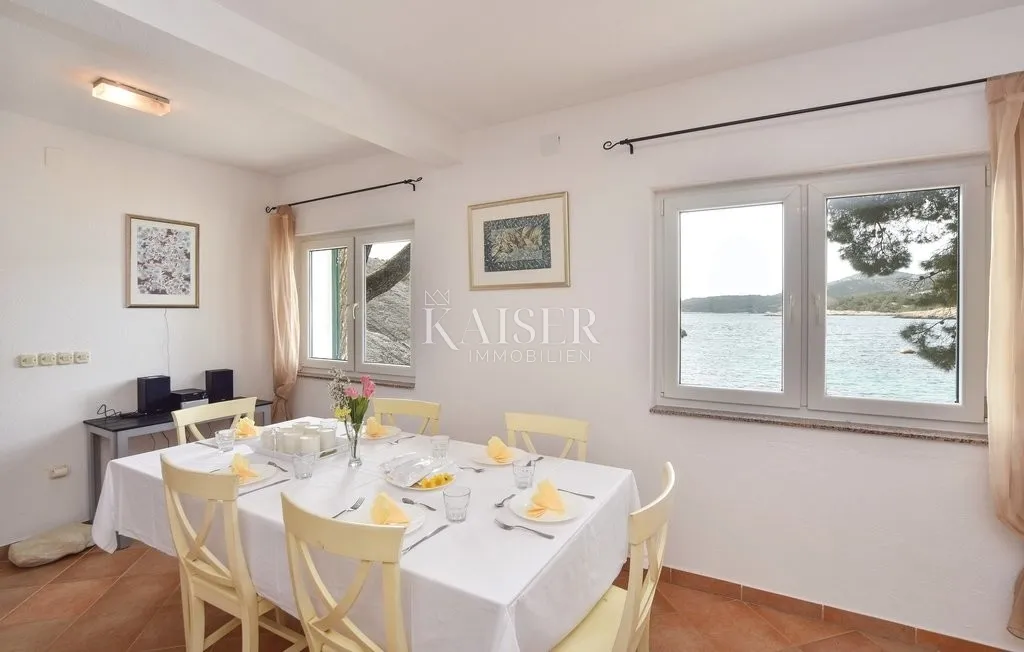otok hvar - kuća prvi red do mora - slika 19
