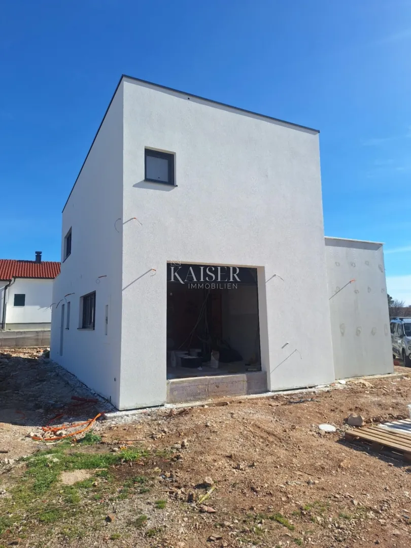 vodice-moderna dvoetažna vila s garažom i prostranim terasama - slika 7