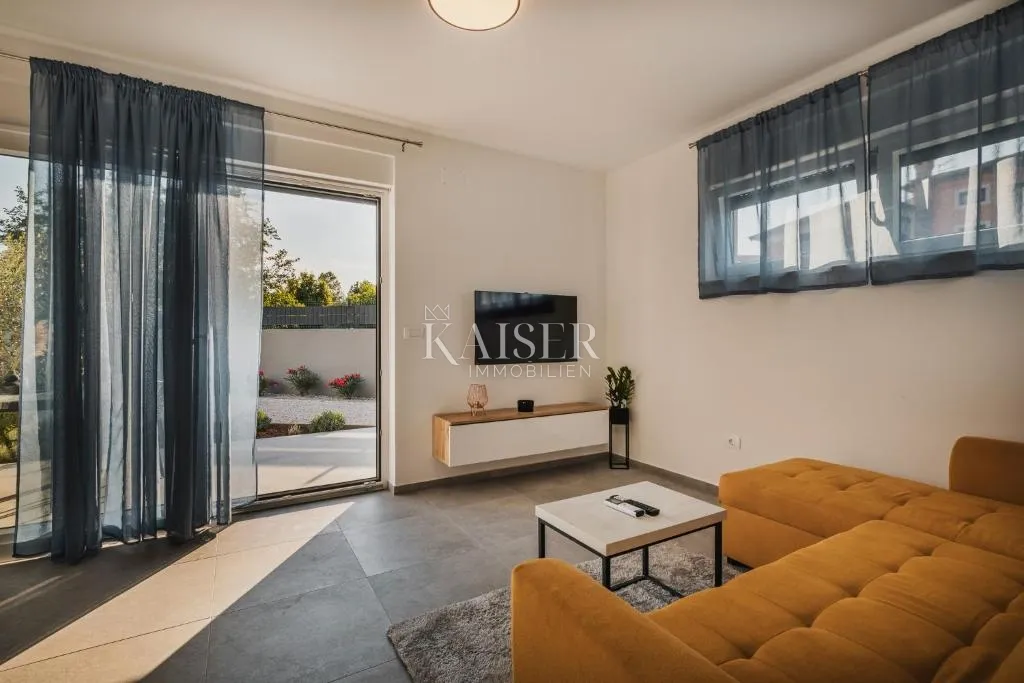 istra, umag, moderna vila s tri stana i bazenom - slika 10