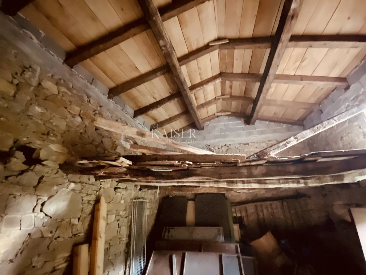 buzet, roč - kamena starina s okućnicom - slika 9