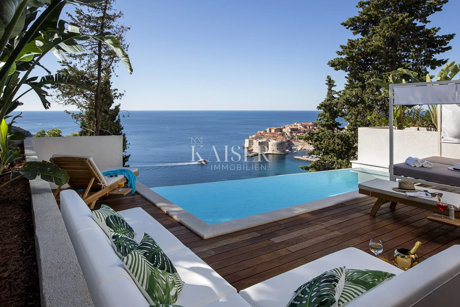 dubrovnik - prekrasan pogled na more i stari grad - slika 19