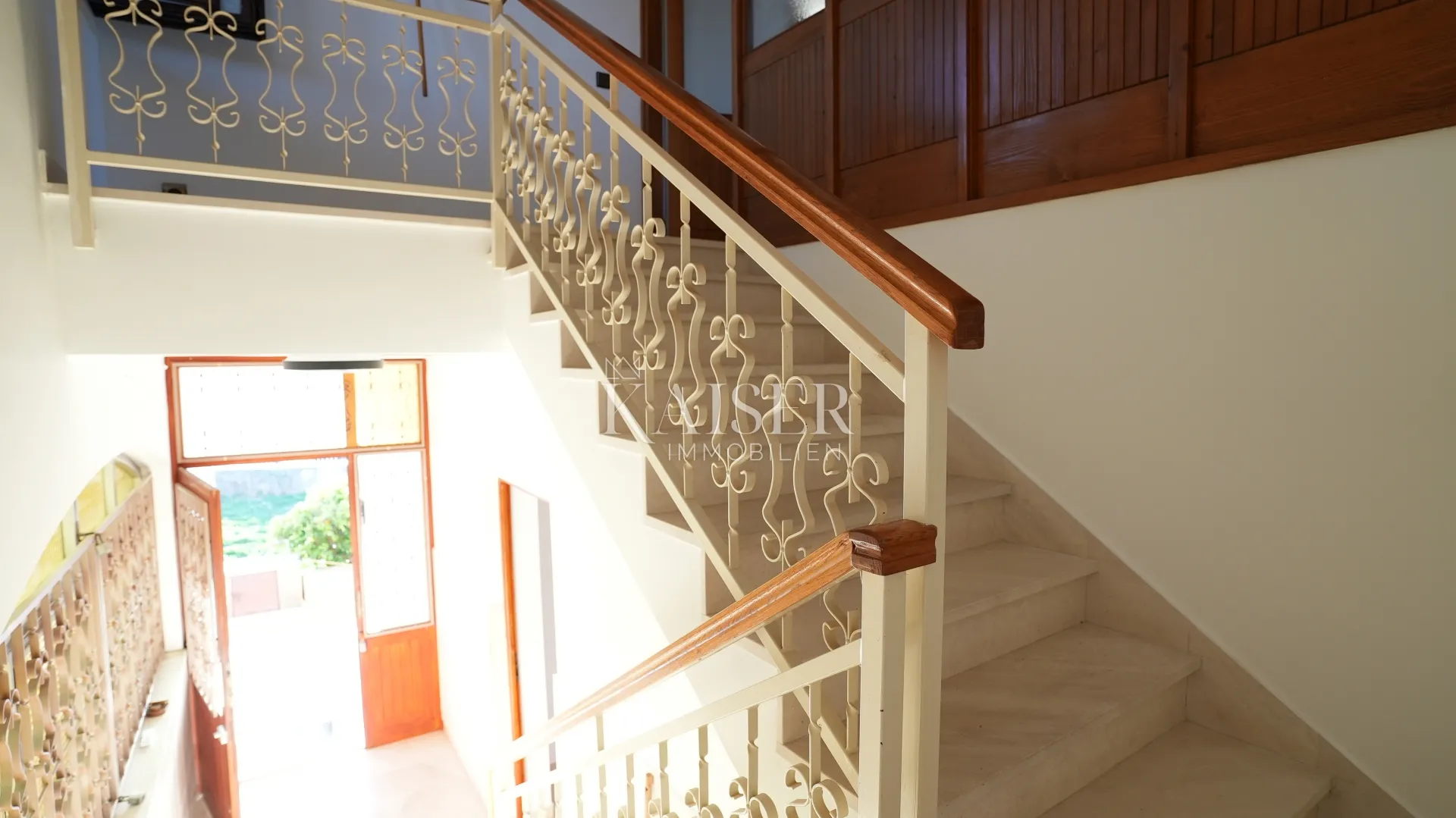 kuća sa dva stana 264m2 prvi red do mora - slika 24