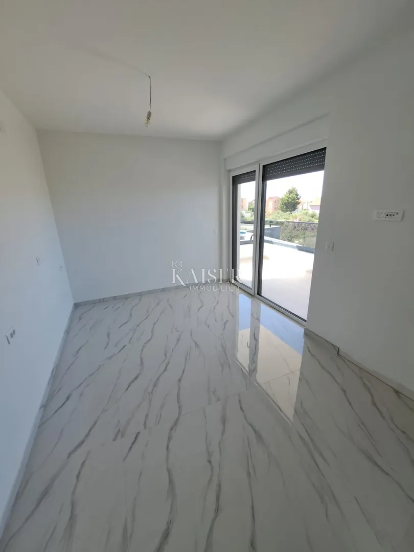 vodice, srima- dvojna kuća s bazenom 250m od mora - slika 8