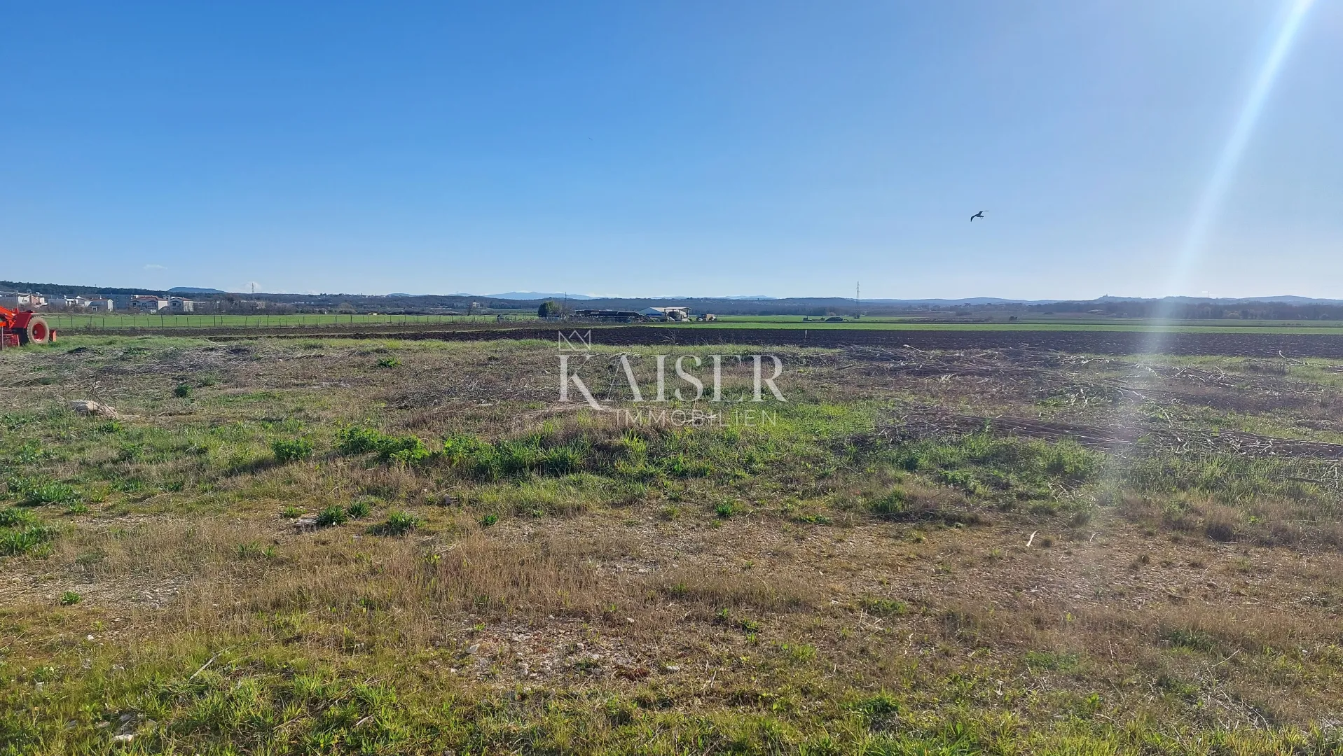 Istra, Umag - građevinsko zemljište 1.405m2; poslovna namjena