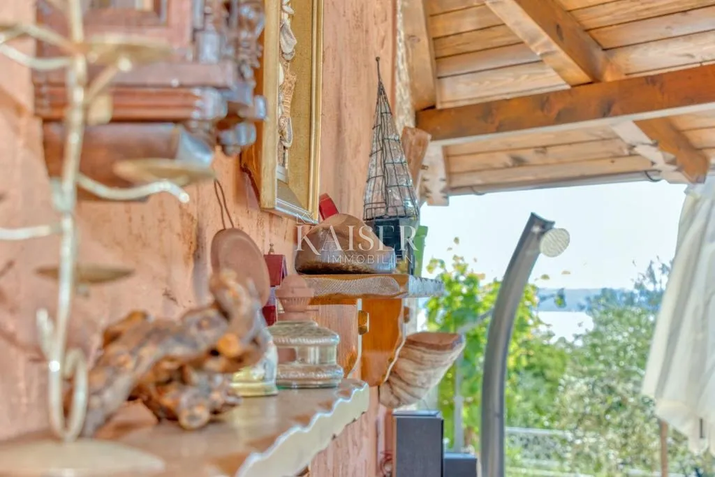otok krk, omišalj- ekskluzivna kuća 260m2 pogled na more, bazen i privatnost - slika 14