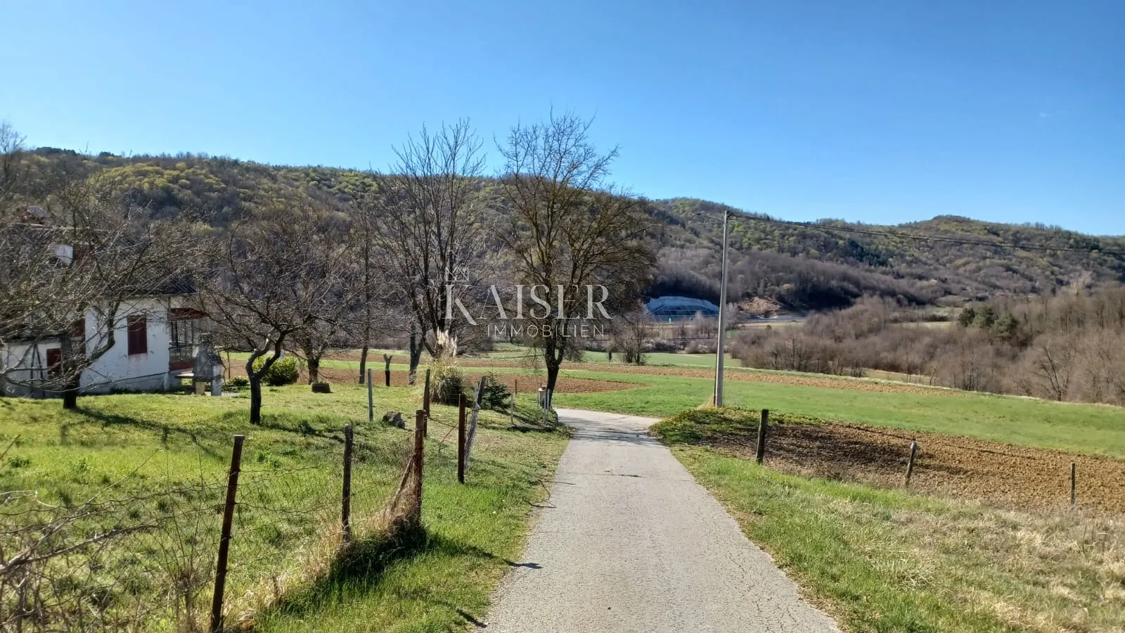 Istra - Cerovlje građevinsko zemljište 2400 m2 - Borut, Cerovlje