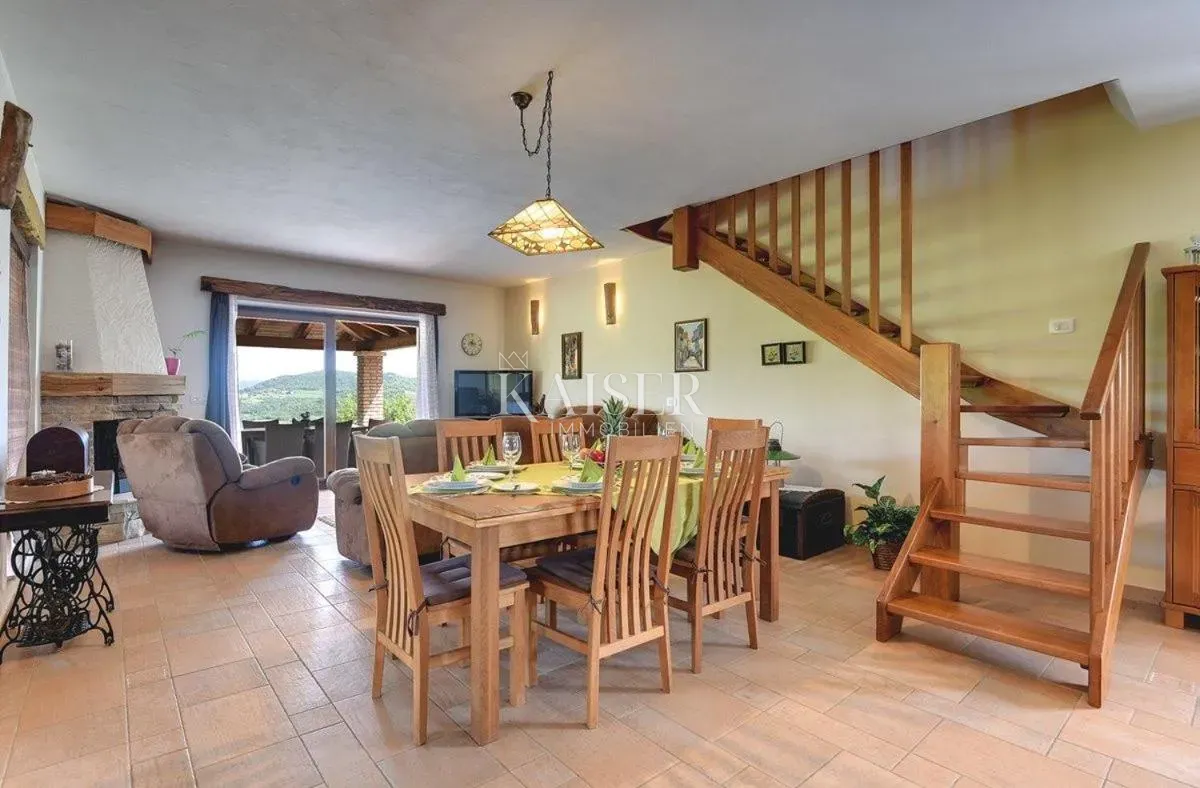 istra, pazin okolica - kuća 270m2 sa bazenom i prekrasnom okućnicom - slika 11
