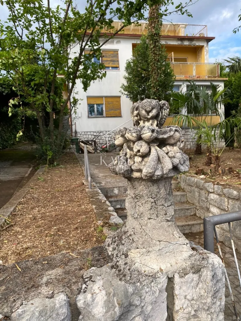 Crikvenica - samostojeća starina sa okućnicom 2. red od mora