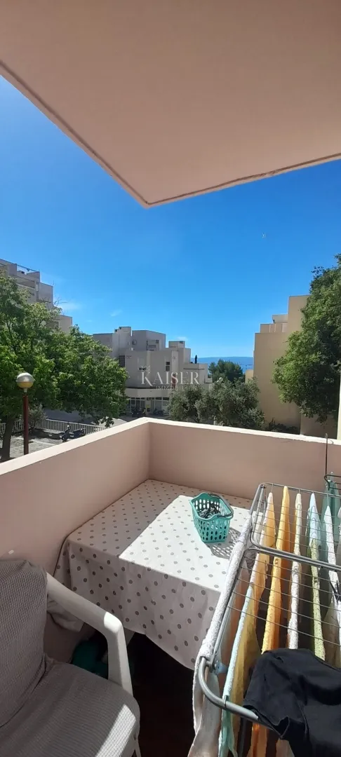 Split, Mertojak - Komforan obiteljski stan s tri spavaće sobe i pogledom na more