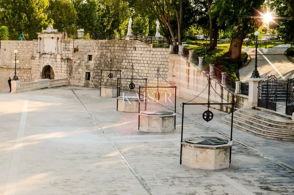 zadar, poluotok, dvoetažni stan na vrhu povijesne zgrade s krovnom terasom u krošnji stoljetnih platana - slika 29