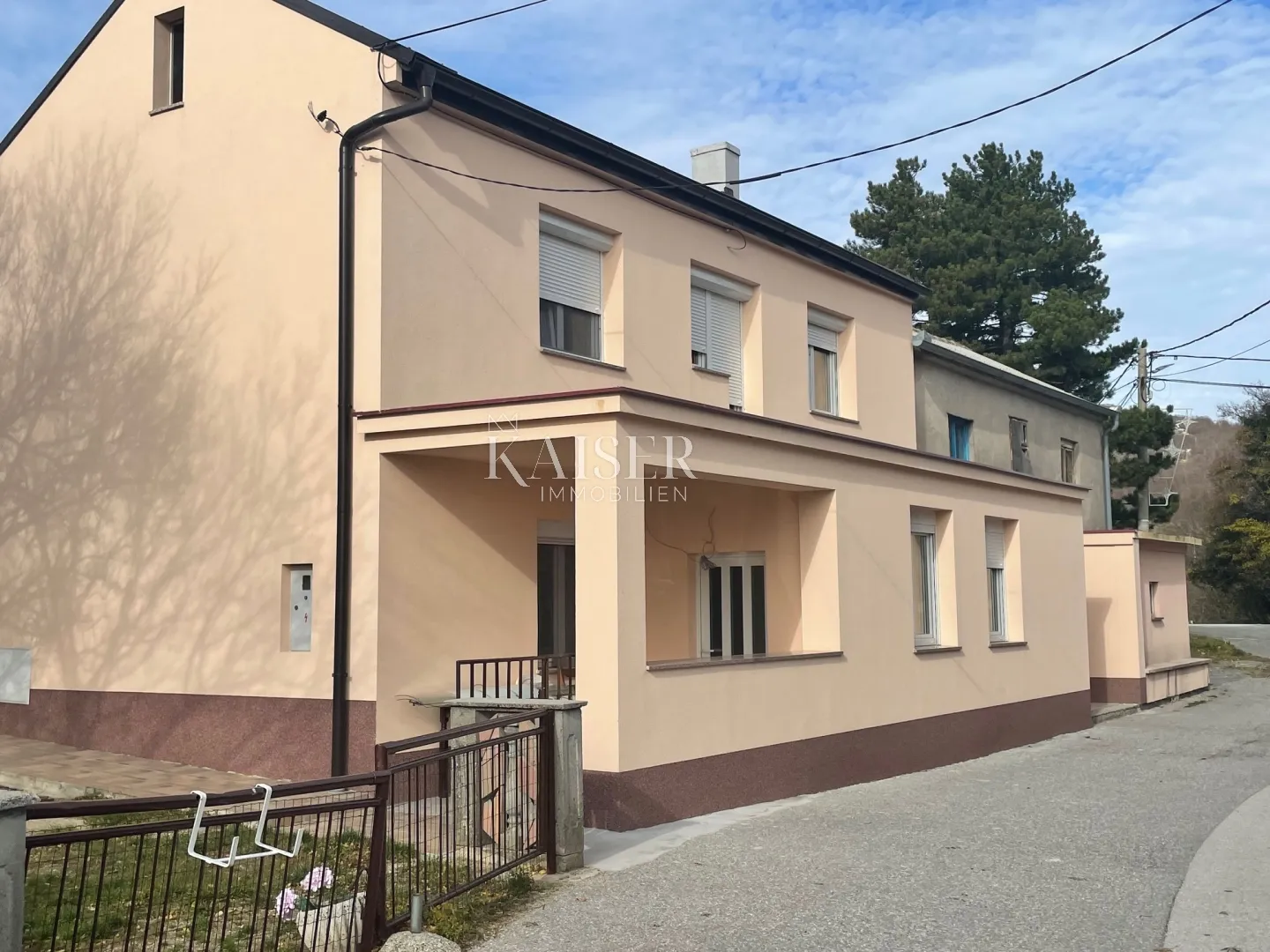 Hreljin - kuća sa 4 stana, 900 m2 okućnice - Hreljin, Bakar