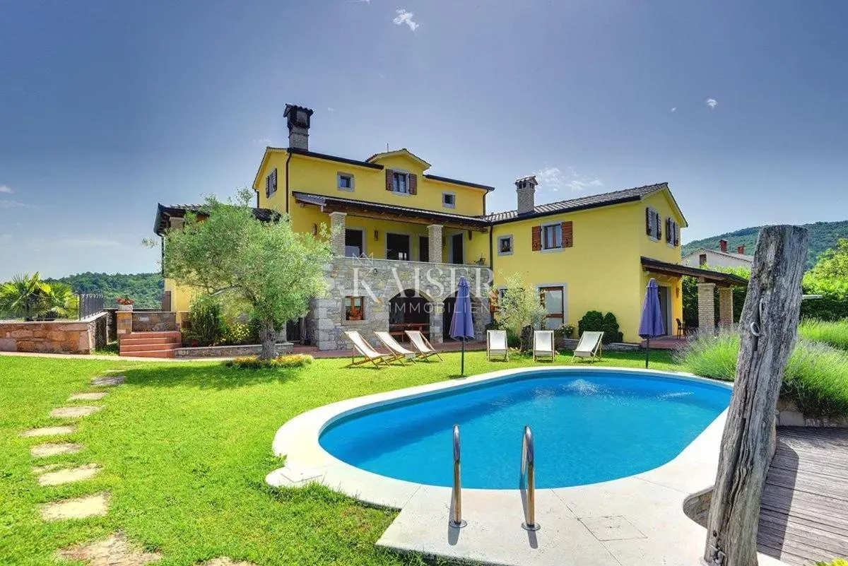 Istra, Pazin okolica - kuća 270m2 sa bazenom i prekrasnom okućnicom