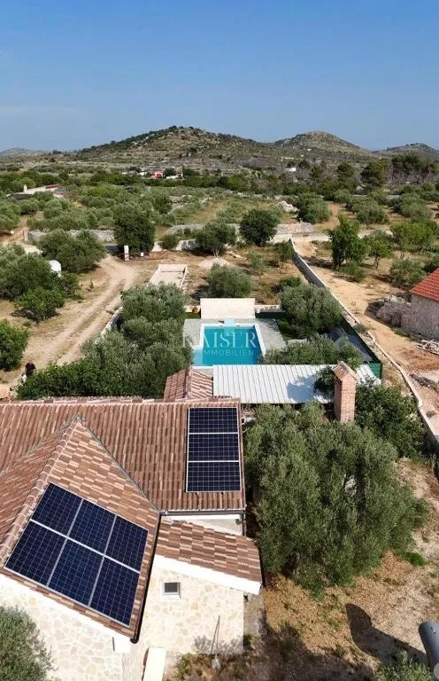 vodice- ekskluzivna samoodrživa kuća s bazenom - slika 17