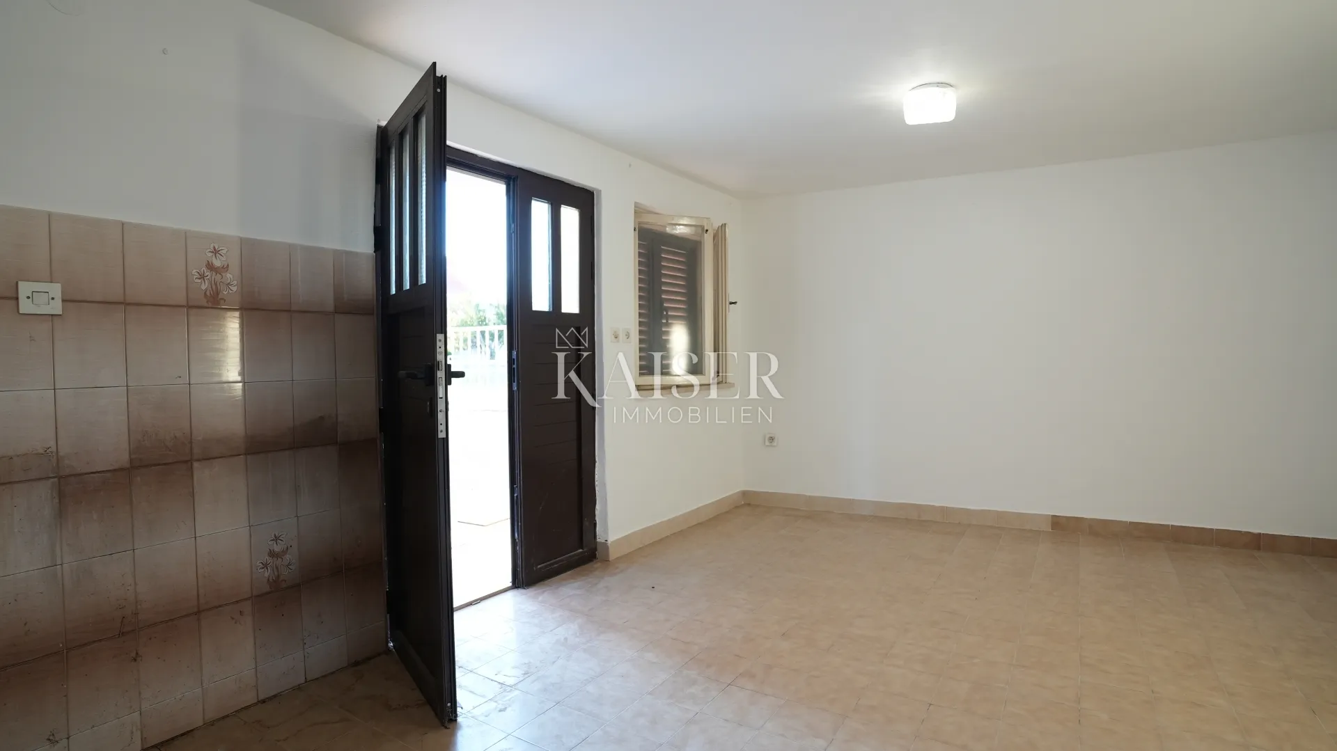 kuća sa dva stana 264m2 prvi red do mora - slika 48