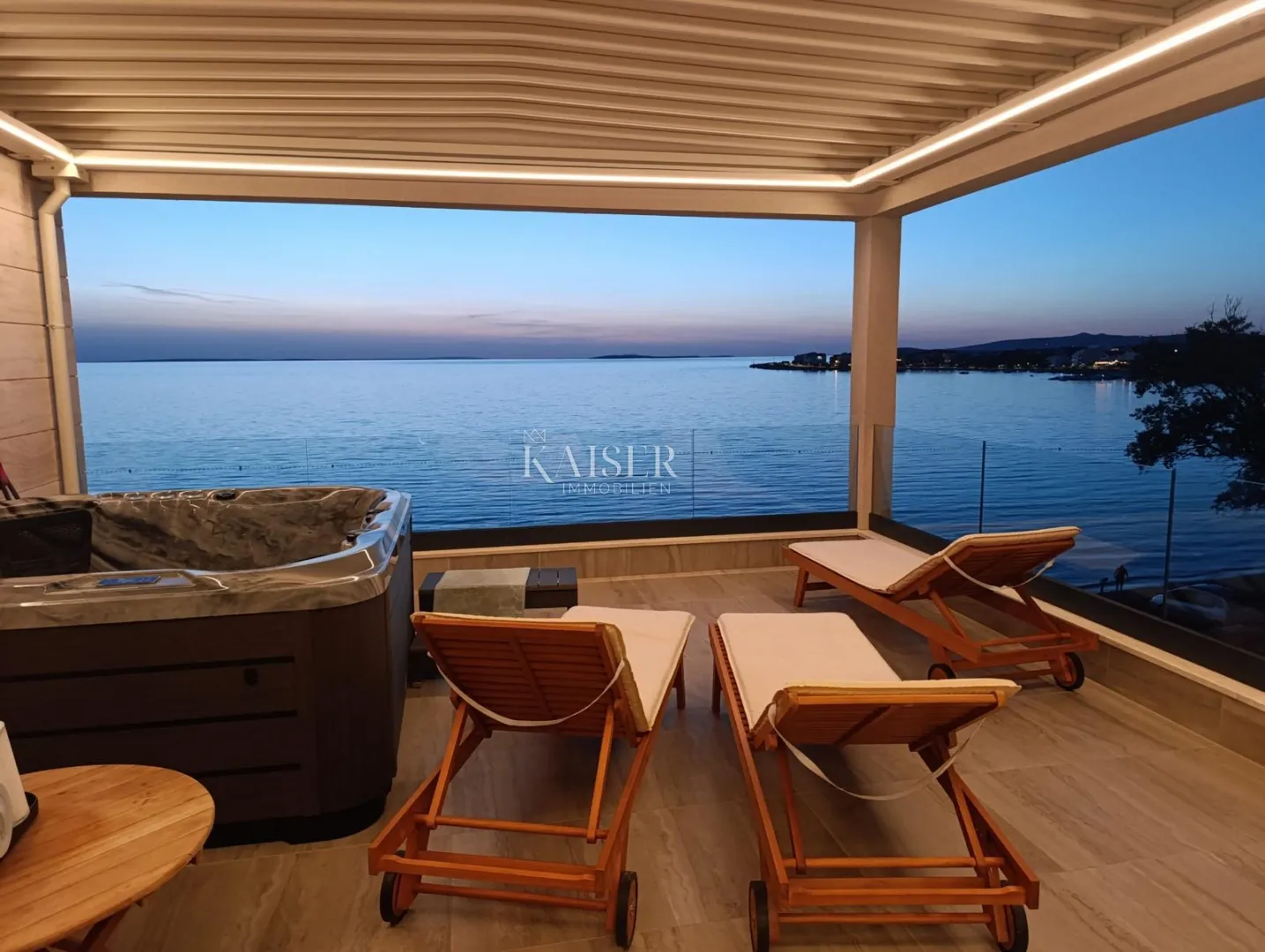 otok pag - ekskluzivni penthouse 118m2 , prvi red do mora - slika 28