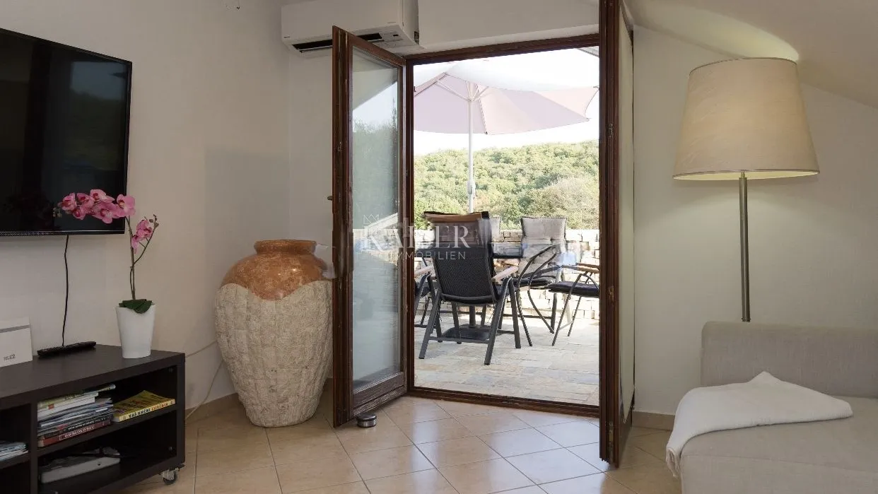 njivice, otok krk- apartman 92m2 s vrtom, blizu centra - slika 3