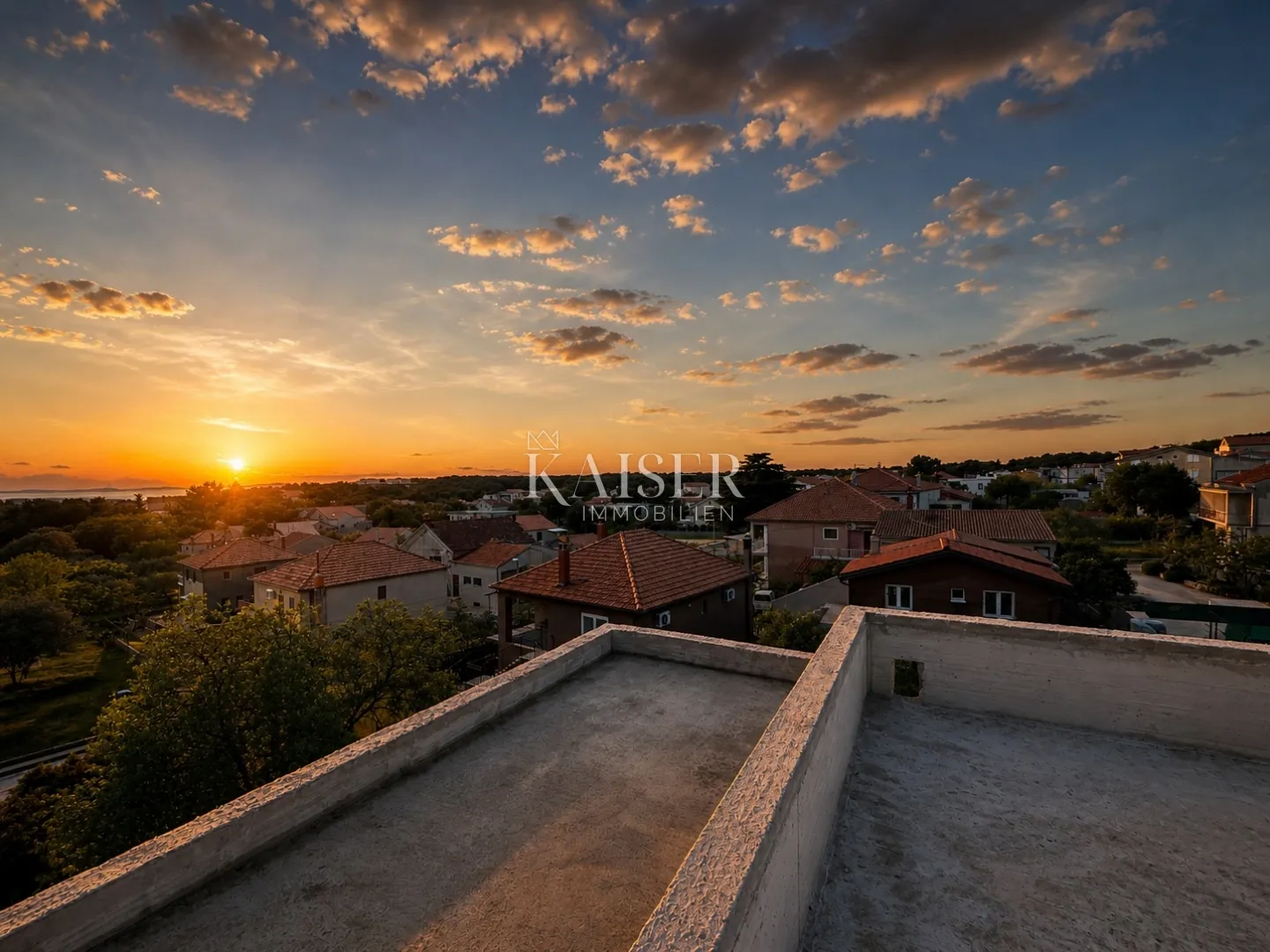 pakoštane – stan s krovnom terasom i pogledom na more, garaža + parking - slika 2