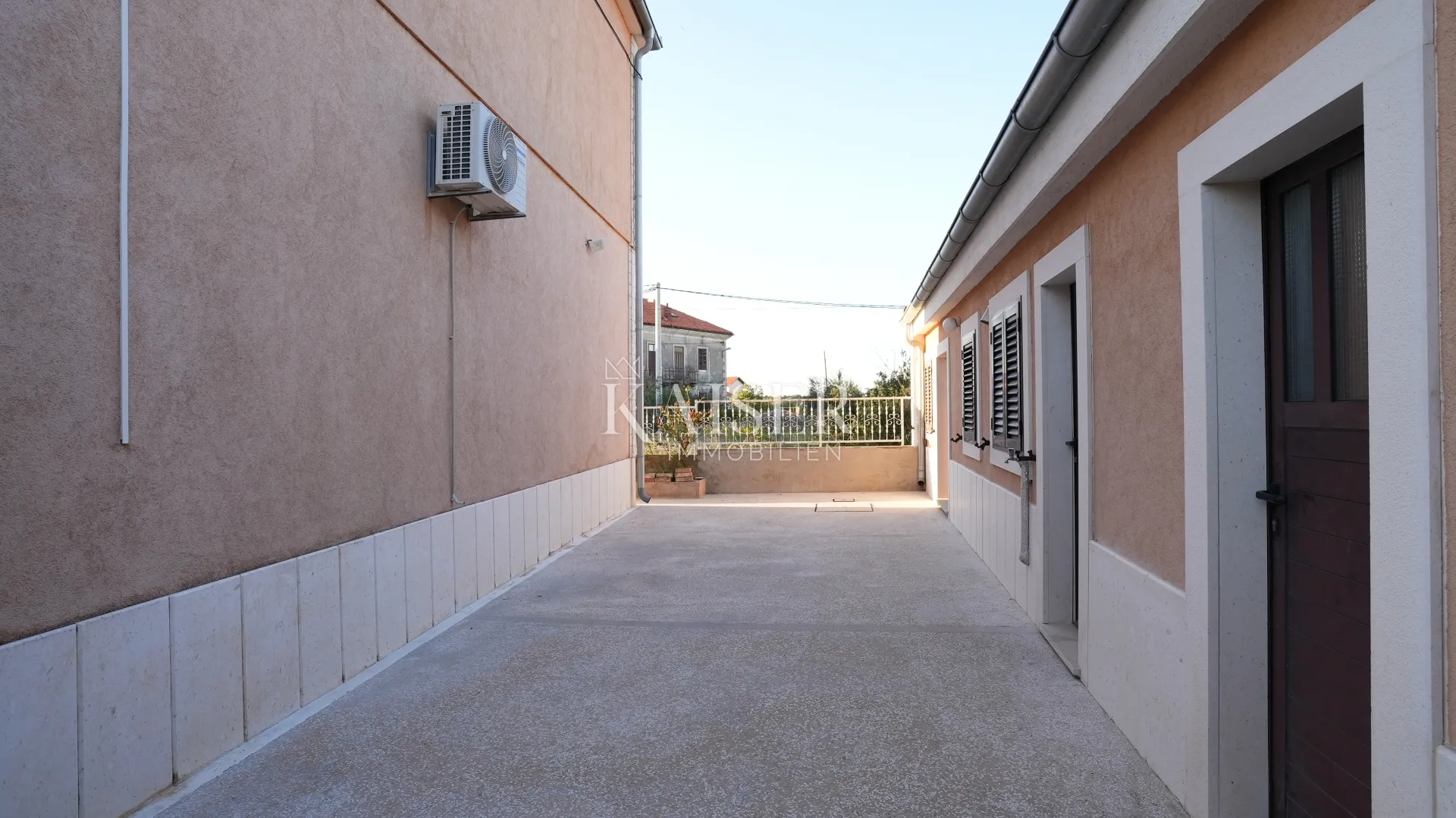 kuća sa dva stana 264m2 prvi red do mora - slika 43