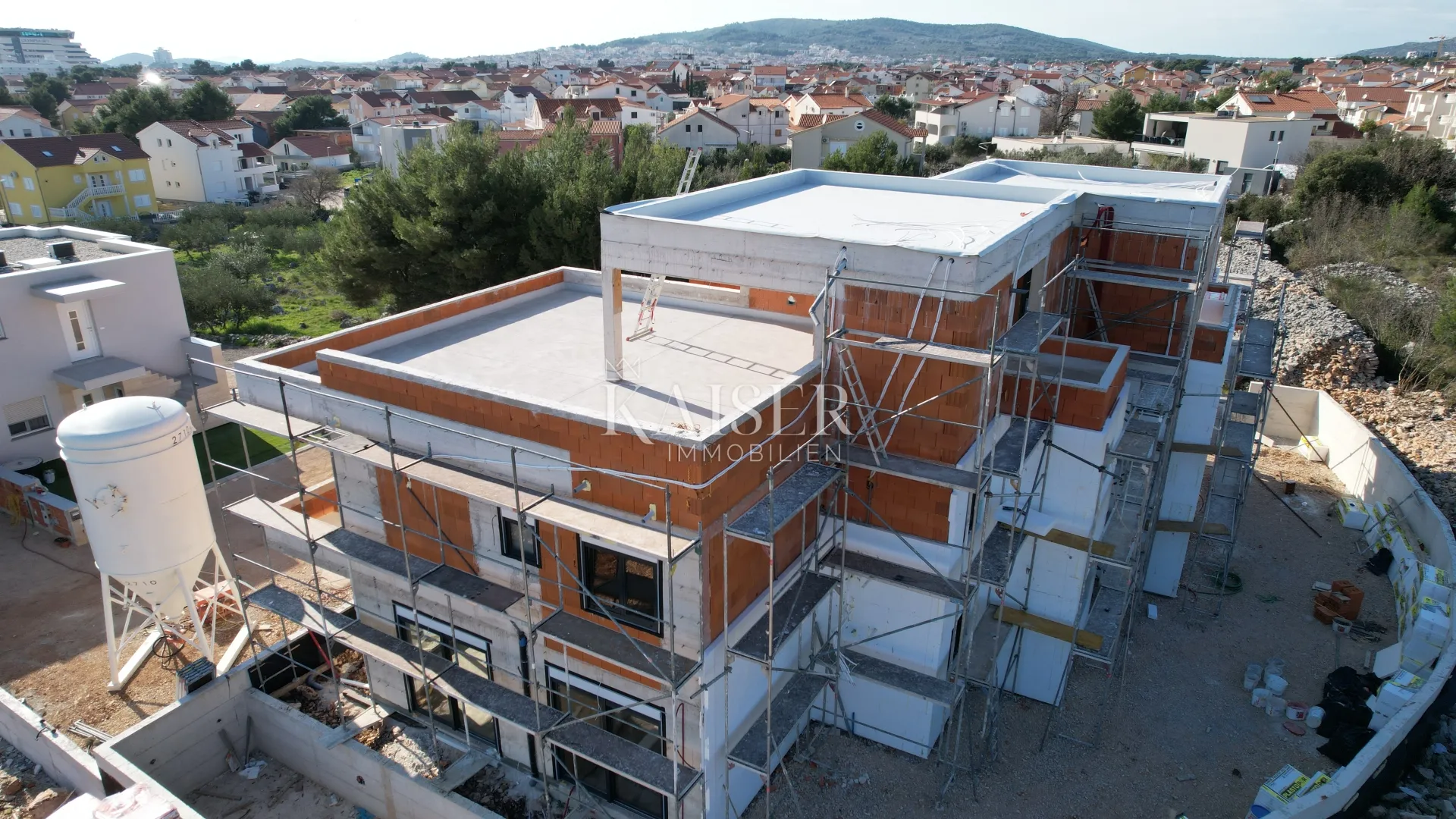 srima, vodice - luksuzni dvoetažni stan sa bazenom i krovnom terasom - slika 2