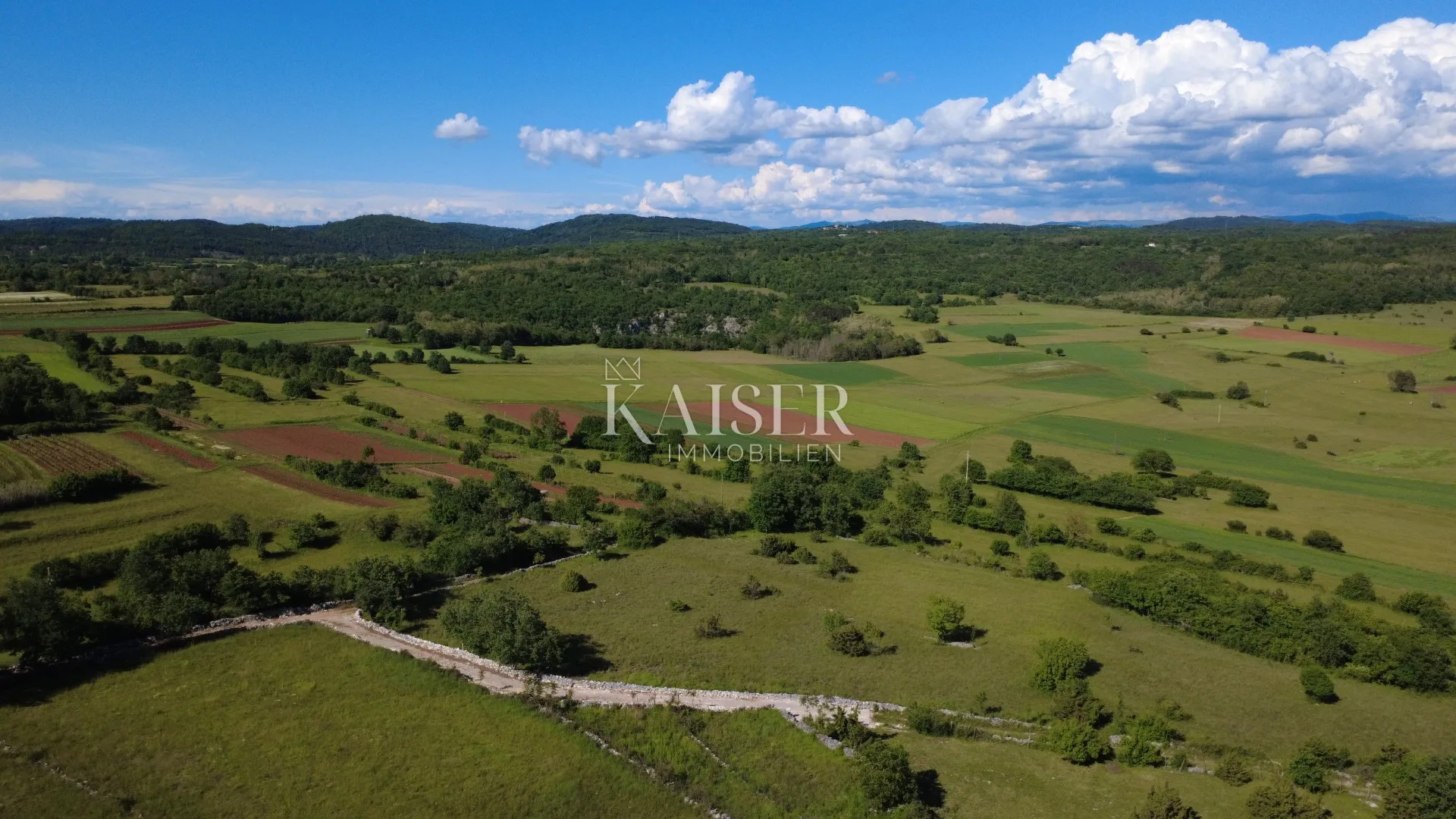 Istra, Žavršje- građevinsko zemljište 800m2 s pogledom na srce Istre - Završje, Grožnjan