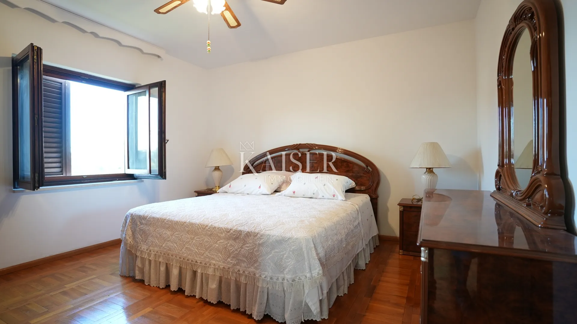 kuća sa dva stana 264m2 prvi red do mora - slika 31