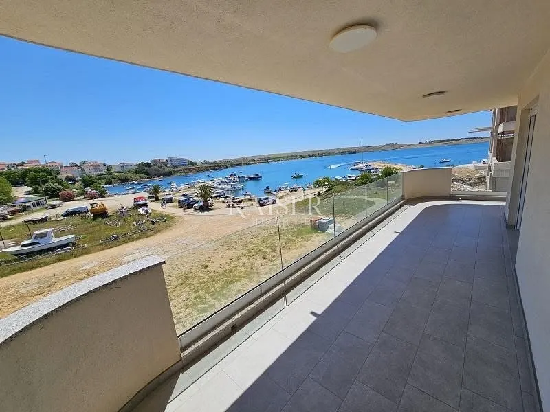 Pag, Povljana - apartman 56 m2 prvi red do mora