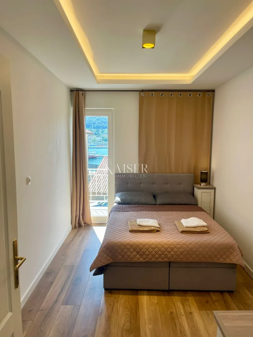 otok cres, cres - kuća sa 4 stana, 288m2, 50m od mora sa prekrasnim pogledom - slika 23