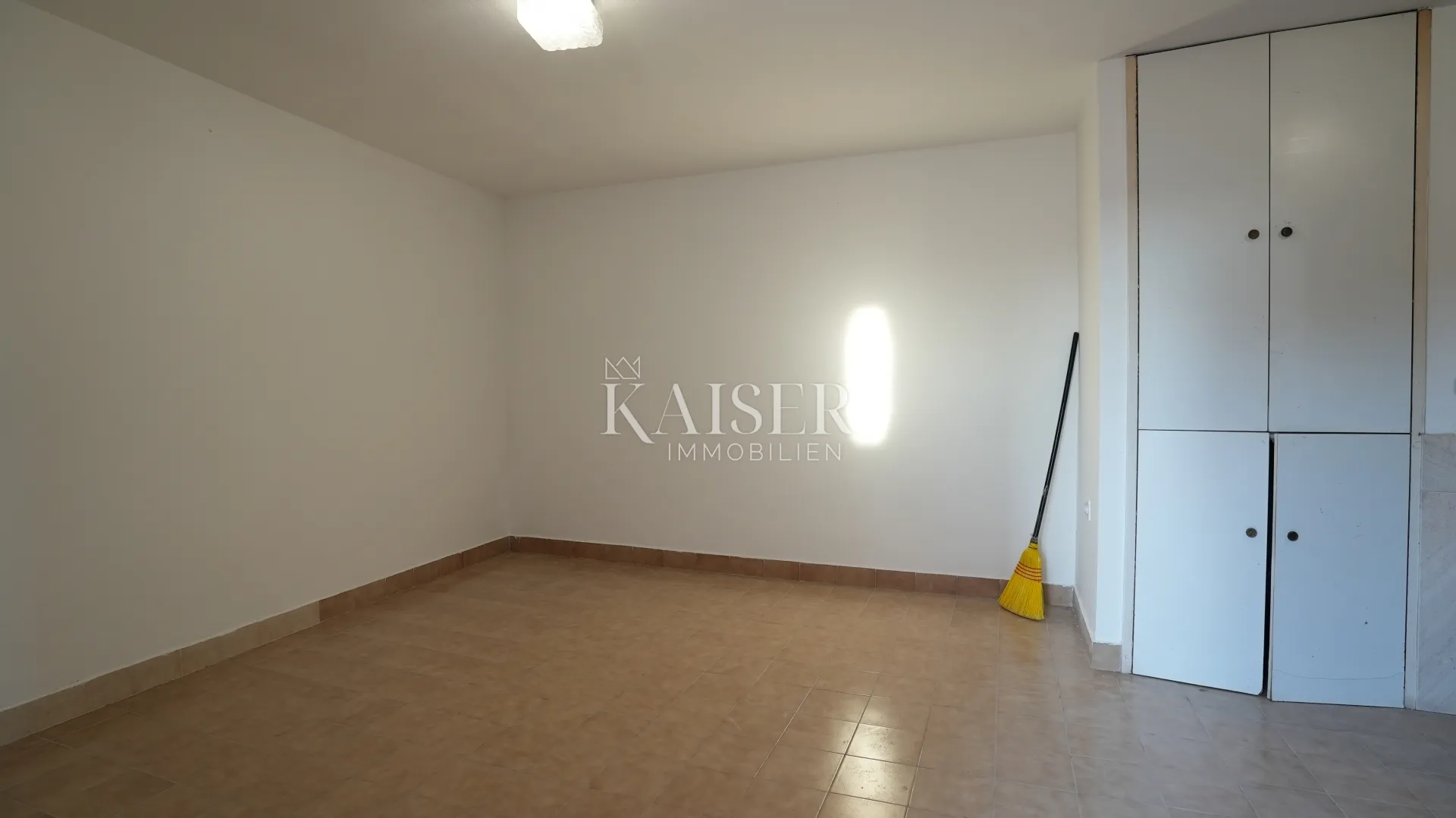 kuća sa dva stana 264m2 prvi red do mora - slika 46