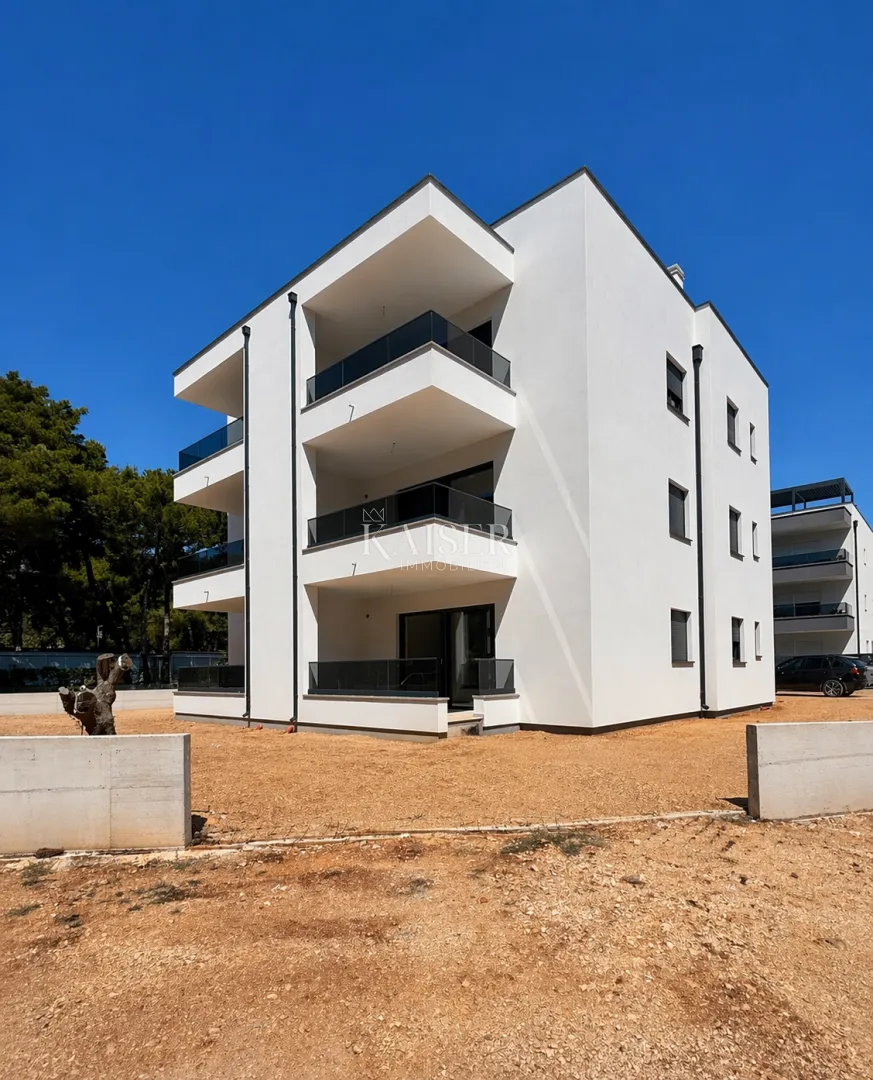 Stan S1 s privatnim vrtom, 300 m od mora - Pakoštane